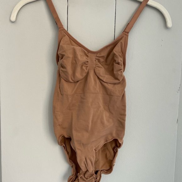 SKIMS Ochre Sculpting Bodysuit!! - Picture 3 of 10